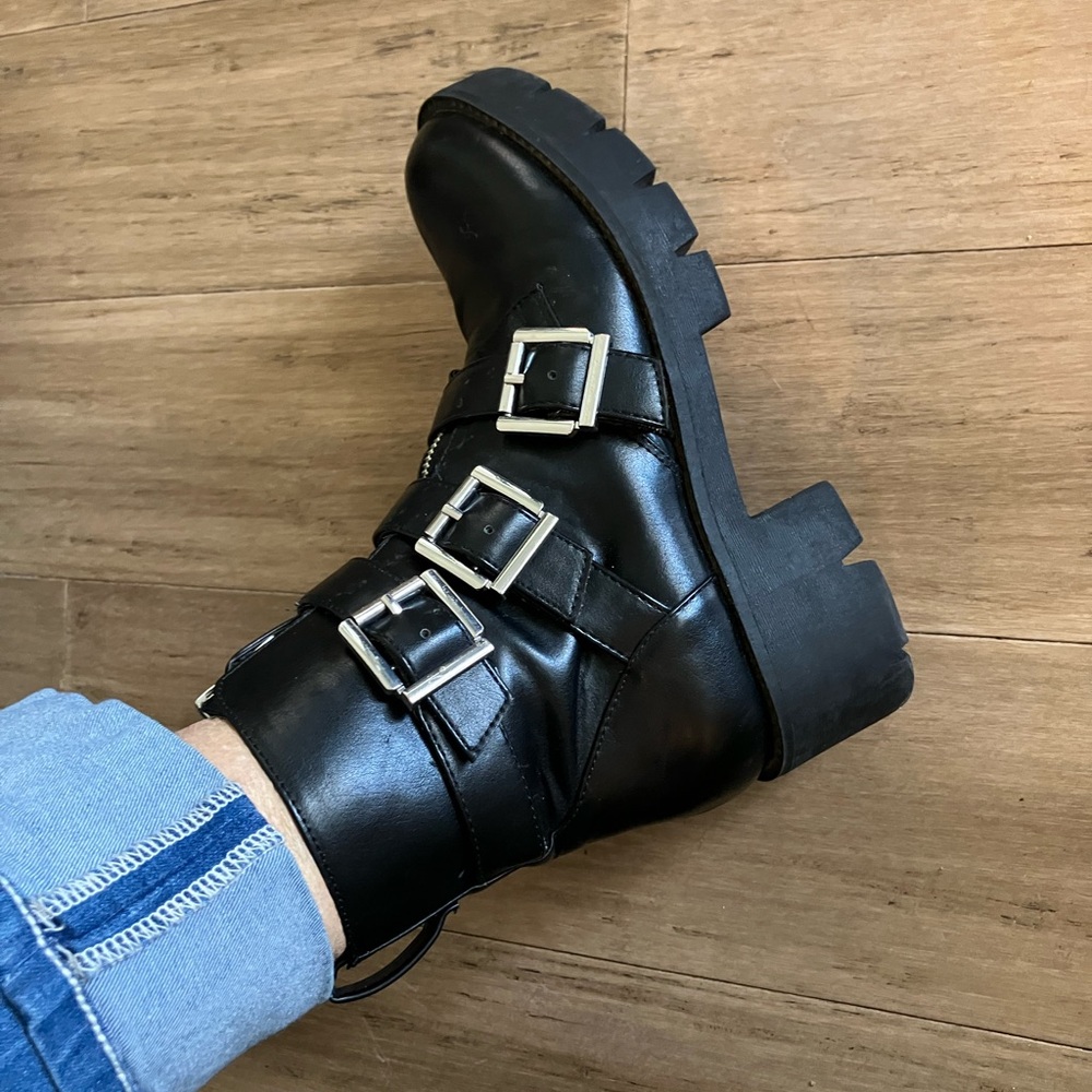 BP womenblack front zipdetail,side zip threestrap buckle platform combat boot7.5